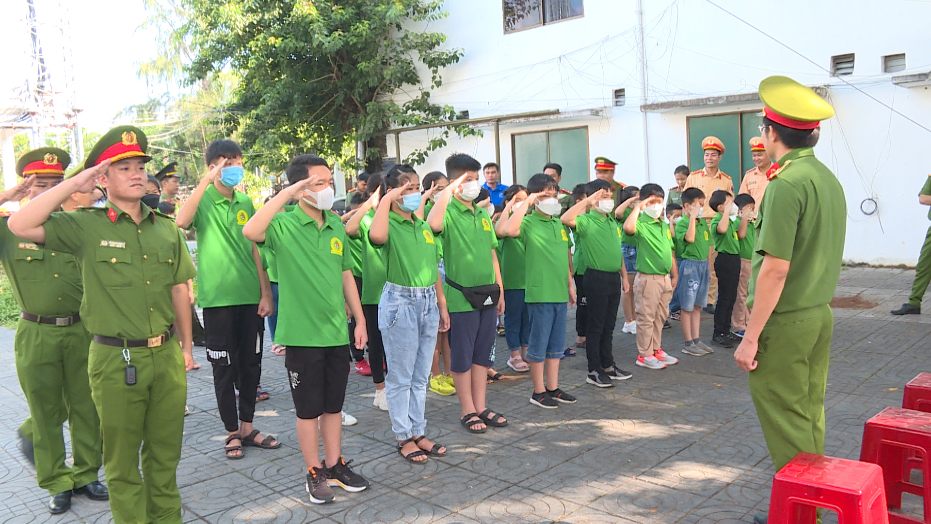 Các em thiếu nhi tập và thực hành các động tác cơ bản theo điều lệnh CAND khi tham gia chương trình 