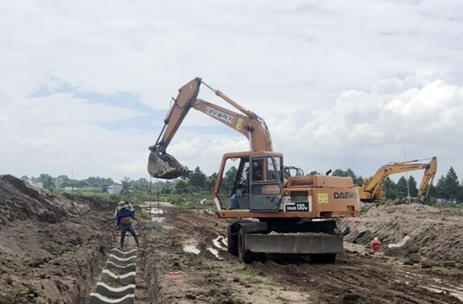 Tỉnh Bà Rịa-Vũng Tàu đang khẩn trương triển khai thi công hạ tầng kỹ thuật khu tái định cư Hòa Long (TP. Bà Rịa) để làm nơi bố trí di dời các hộ dân có đất nằm trong dự án cao tốc Biên Hòa- Vũng Tàu.