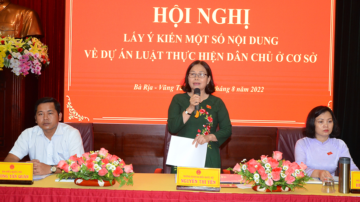 Bà Nguyễn Thị Yến, Phó Bí thư Thường trực Tỉnh ủy, Trưởng Đoàn ĐBQH tỉnh chủ trì, phát biểu tại hội nghị.