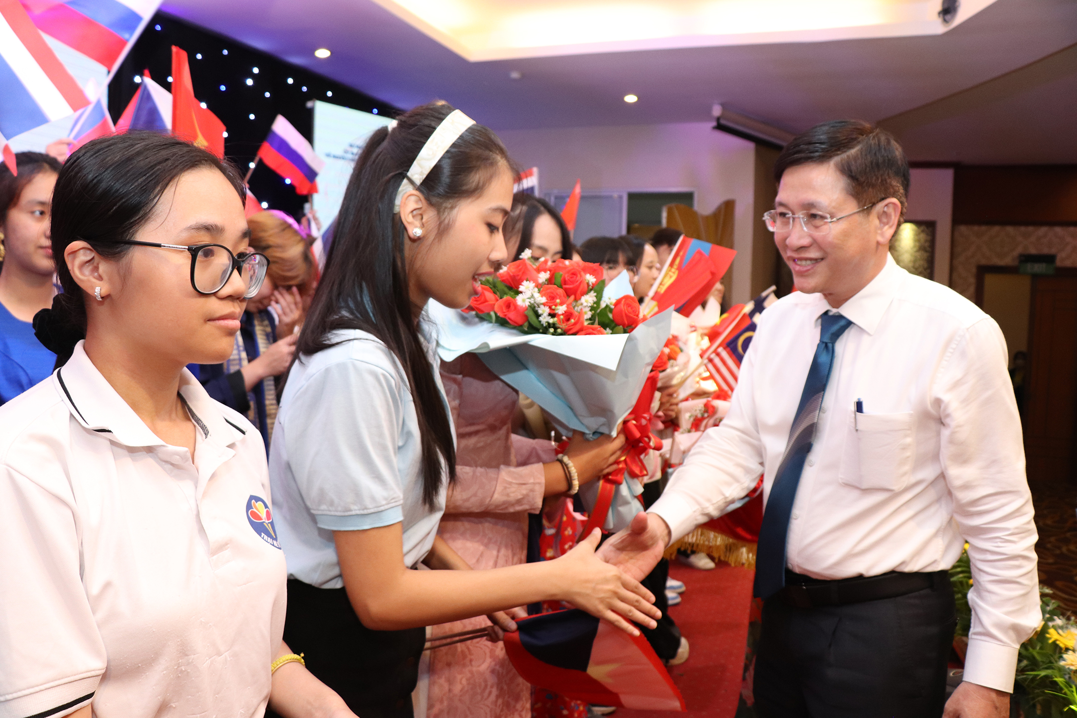 Phó Chủ tịch UBND tỉnh tặng hoa lưu niệm đến đại diện các trại sinh tại Trại hè.