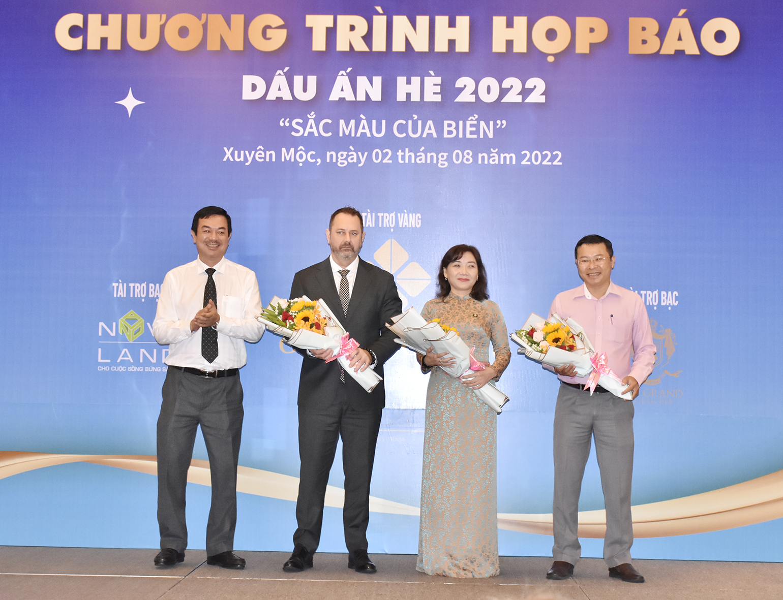 Ông Trịnh Hàng, Giám đốc Sở Du lịch tặng hoa tri ân đại diện các DN tài trợ cho sự kiện. 