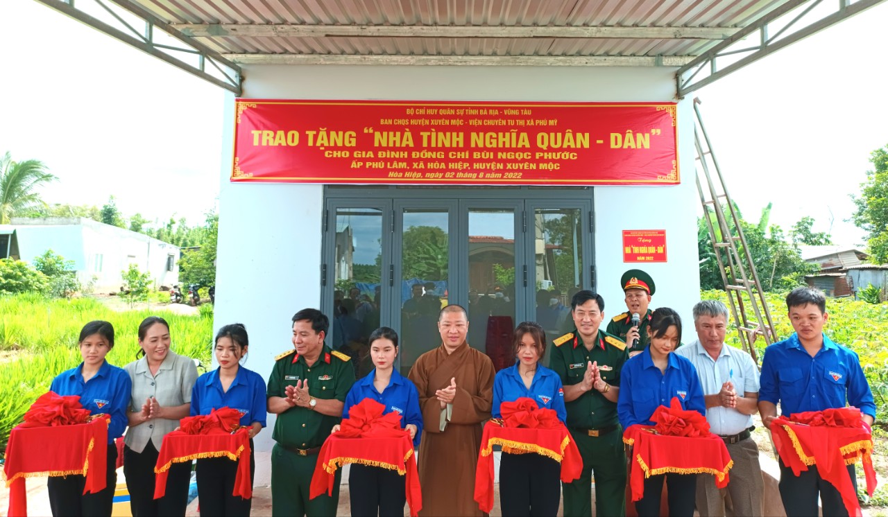 Tại lễ bàn giao “Nhà tình nghĩa Quân - Dân”.