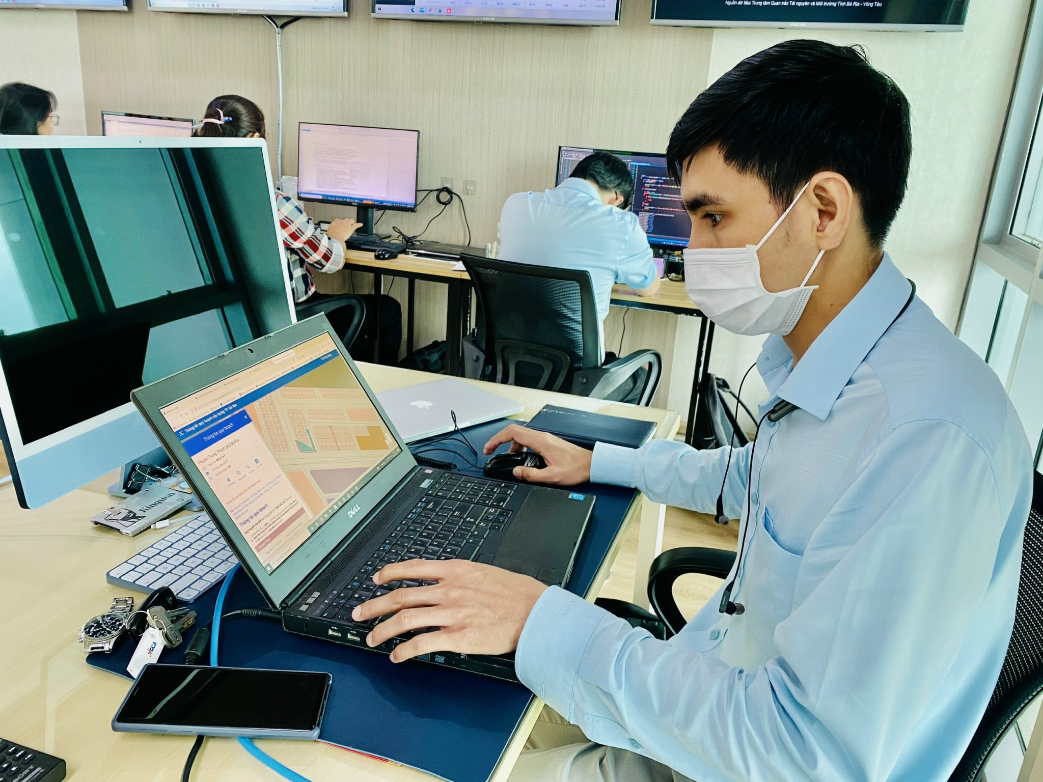 Ngành TN-MT đẩy mạnh việc ứng dụng CNTT vào các lĩnh vực để tạo điều kiện thuận lợi cho người dân, DN.  Trong ảnh: Cán bộ Trung tâm CNTT Sở TN-MT xử lý thông tin cập nhật lên ứng dụng “Sổ tay quản lý đất đai”.