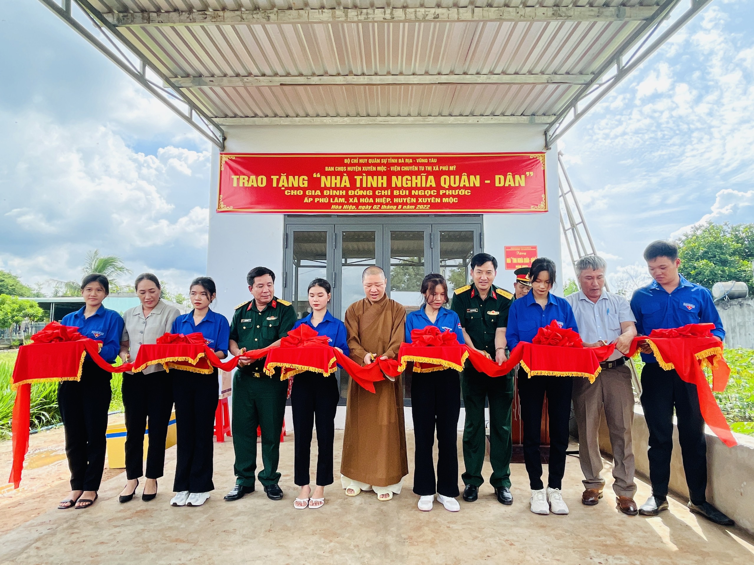 Đại diện Ngân hàng TMCP Nam Á - Chi nhánh Vũng Tàu trao Quyết định và sổ tiết kiệm 3 triệu đồng cho các trẻ em được nhận đỡ đầu.