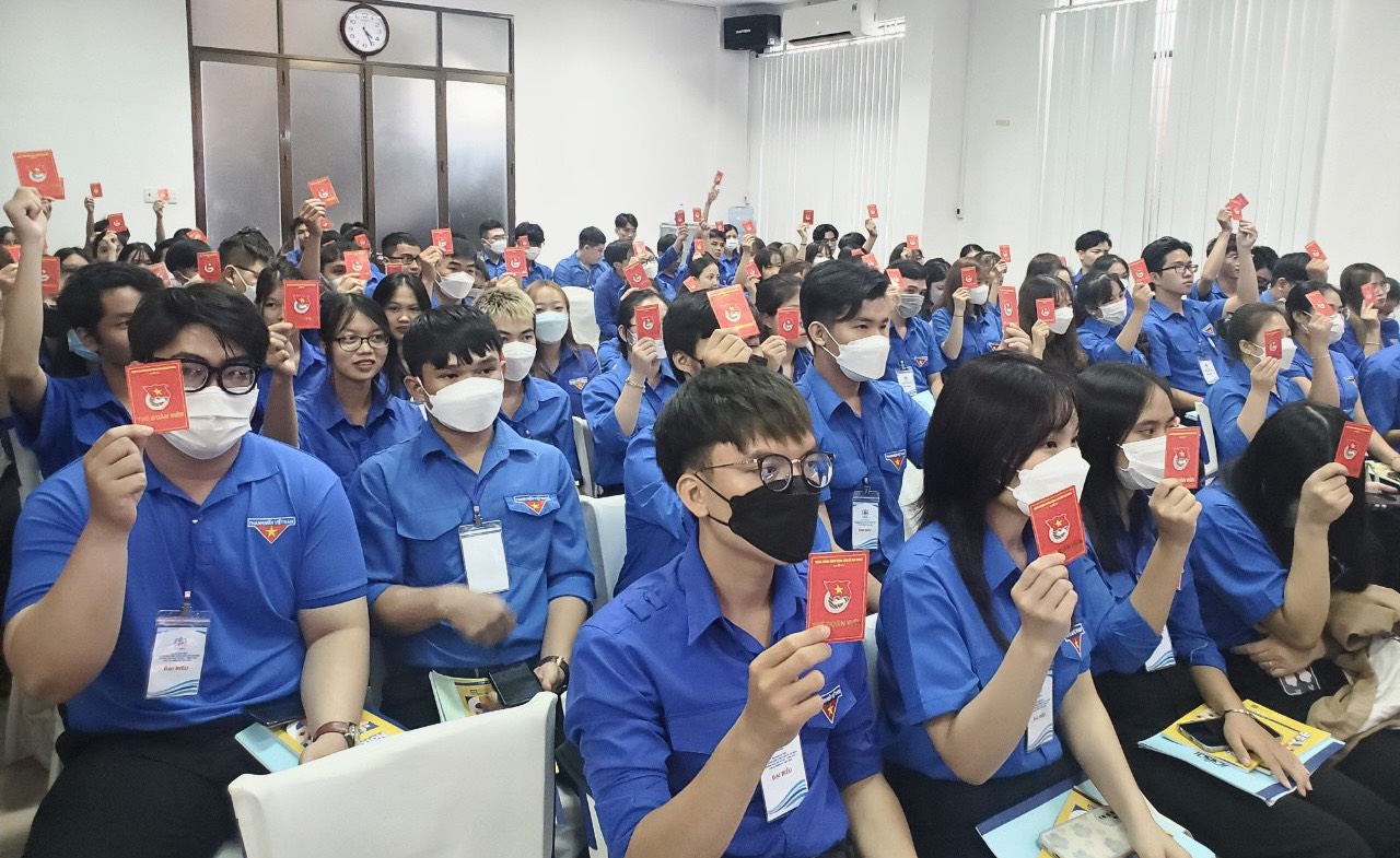 Đại biểu biểu quyết về cơ cấu nhân sự tham gia bầu cử tại Đại hội.