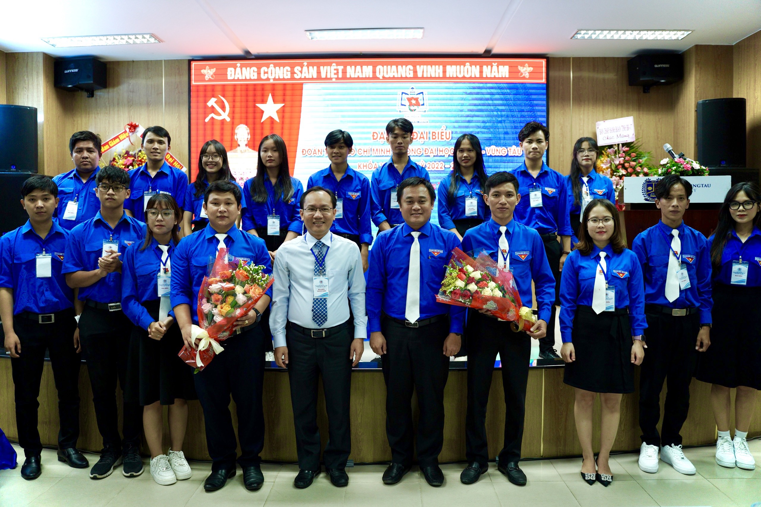 Ban chấp hành Đoàn trường Đại học Bà Rịa - Vũng Tàu lần thứ VI, nhiệm kỳ 2022 - 2024 ra mắt Đại hội và nhận hoa chúc mừng.