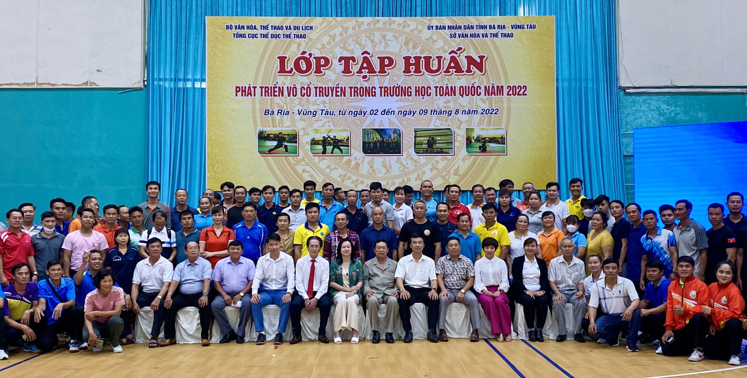 Lãnh đạo Tổng cục TDTT, Sở VHTT tỉnh BR-VT chụp ảnh lưu niệm cùng quý giảng viên, học viên lớp tập huấn
