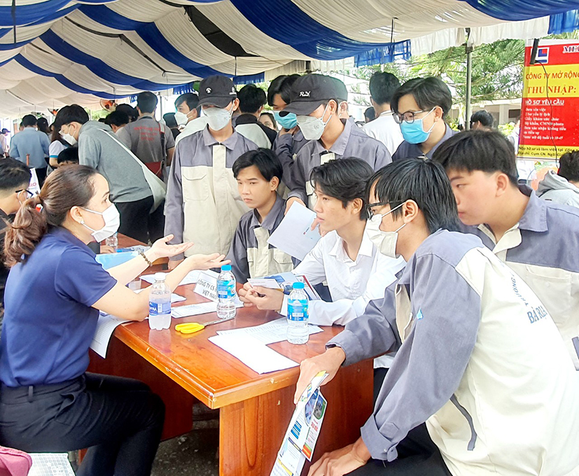 SV Trường CĐ Kỹ thuật Công nghệ tìm hiểu việc làm tại ngày hội việc làm.