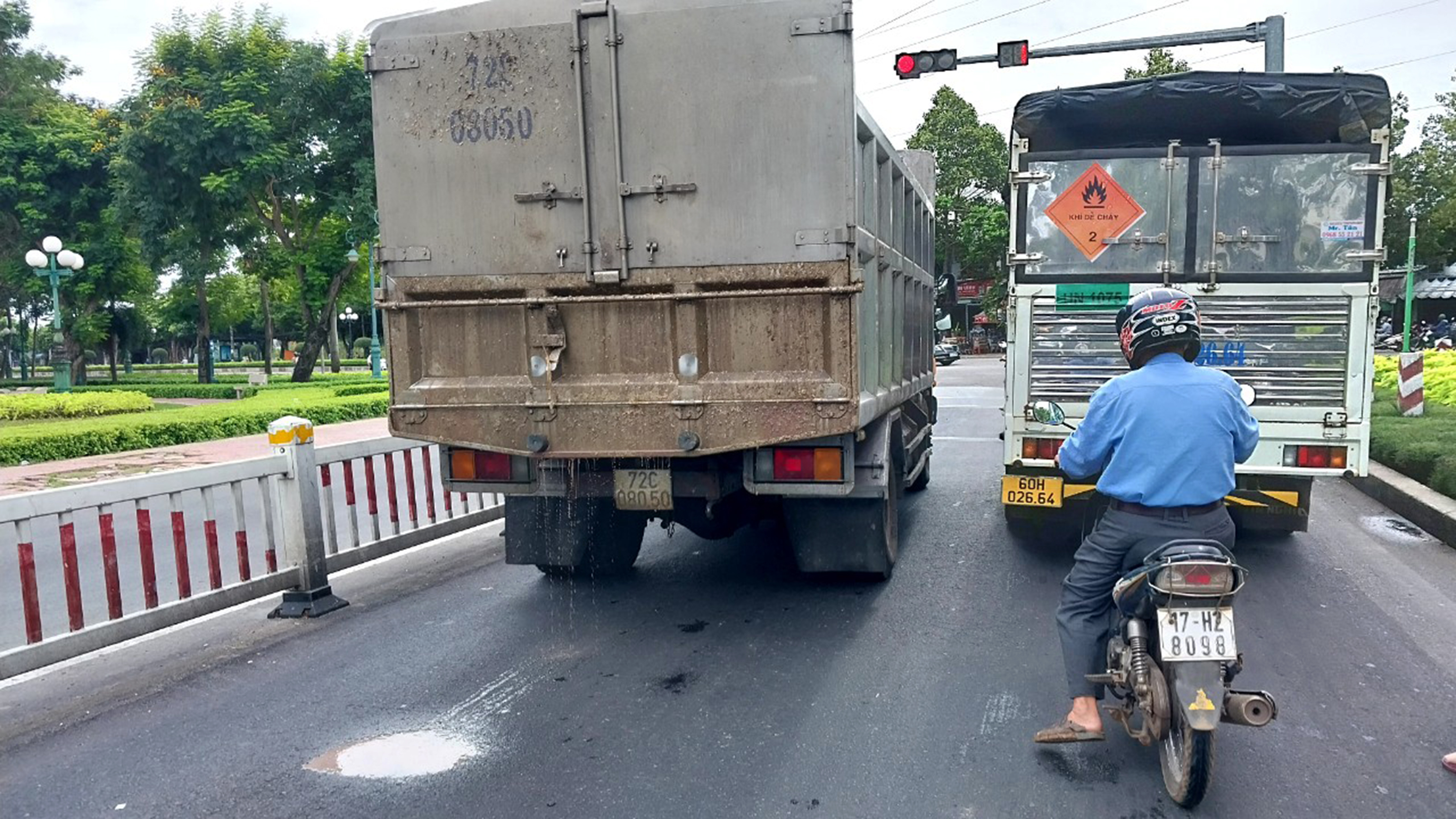 Xe tải chở cá làm nước rơi vãi xuống đường, bốc mùi hôi thối.