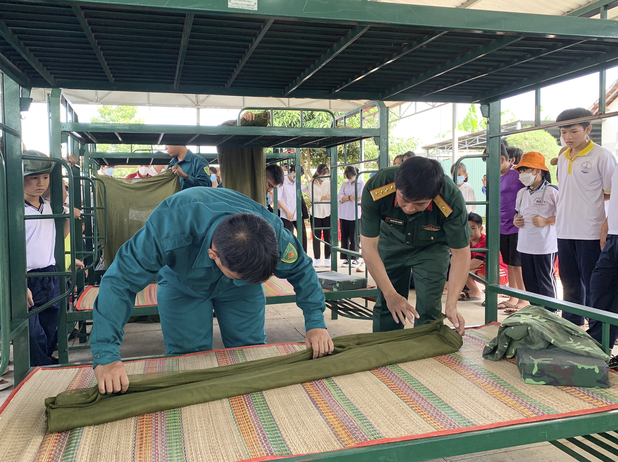 Các em HS được trải nghiệm xếp nội vụ trong quân đội.