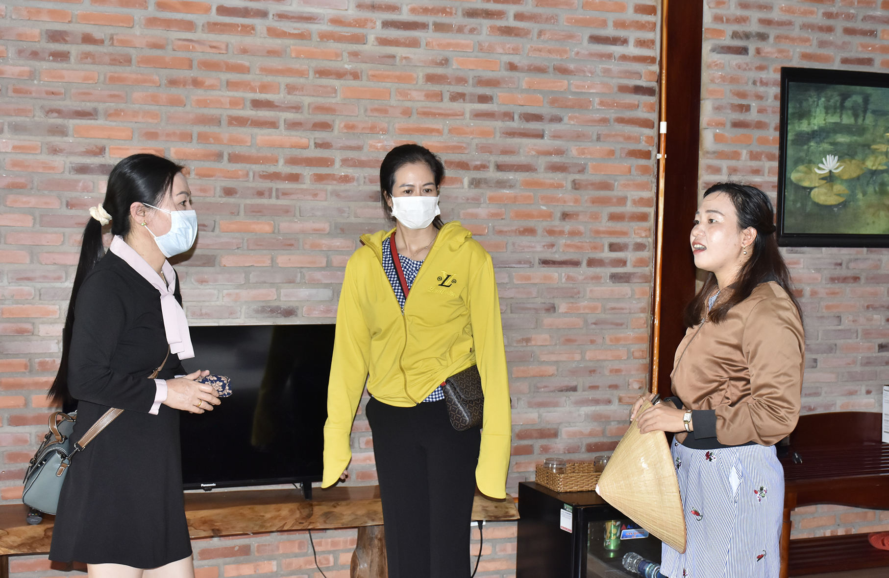 Đại diện Eco Tân Hưng (bìa phải) giới thiệu mô hình quản lý và dịch vụ đến học viên. 