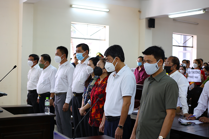 Các bị cáo nghe tòa tuyên án vào sáng 4/8.