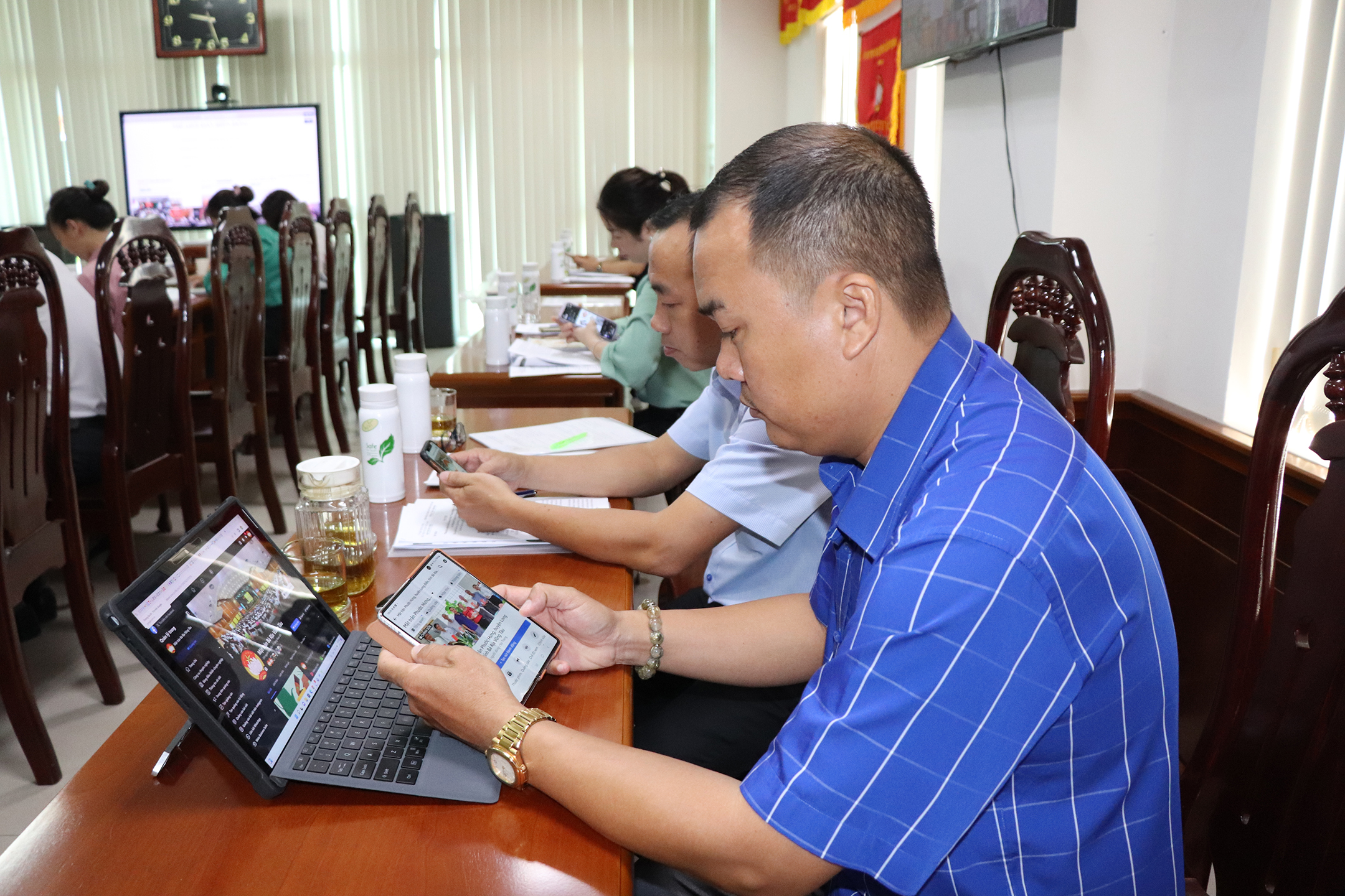 Cán bộ MTTQ xã Phước Hưng, huyện Long Điền đồng bộ hóa trang fanpage của xã lên hệ thống.