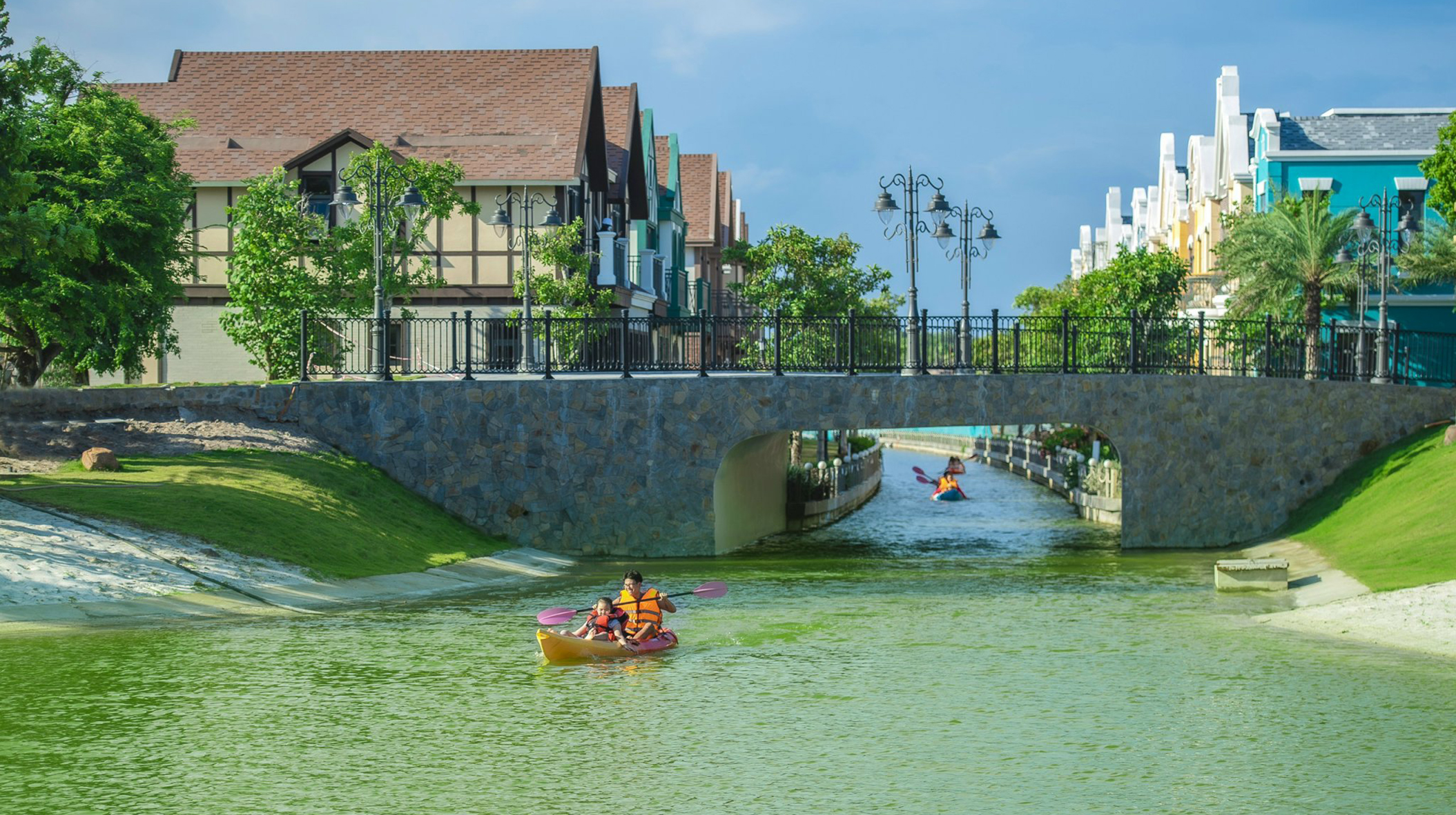 Du khách trải nghiệm chèo thuyền Kayak dọc kênh đào Lagoon thuộc phân kỳ The Tropicana tại NovaWorld Ho Tram.
