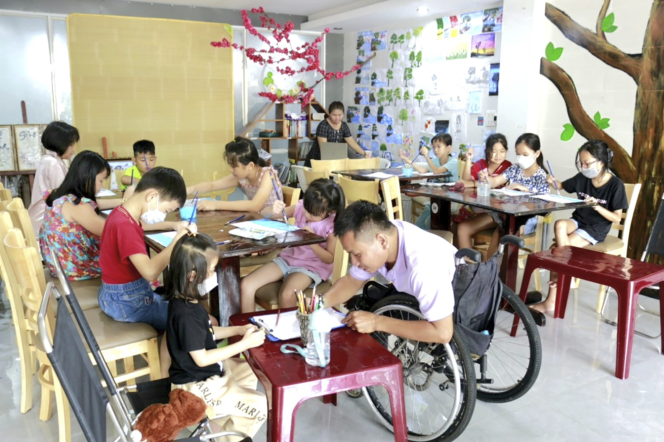 Lớp học vẽ và thư pháp được tổ chức tại quán “Love and Peace”.