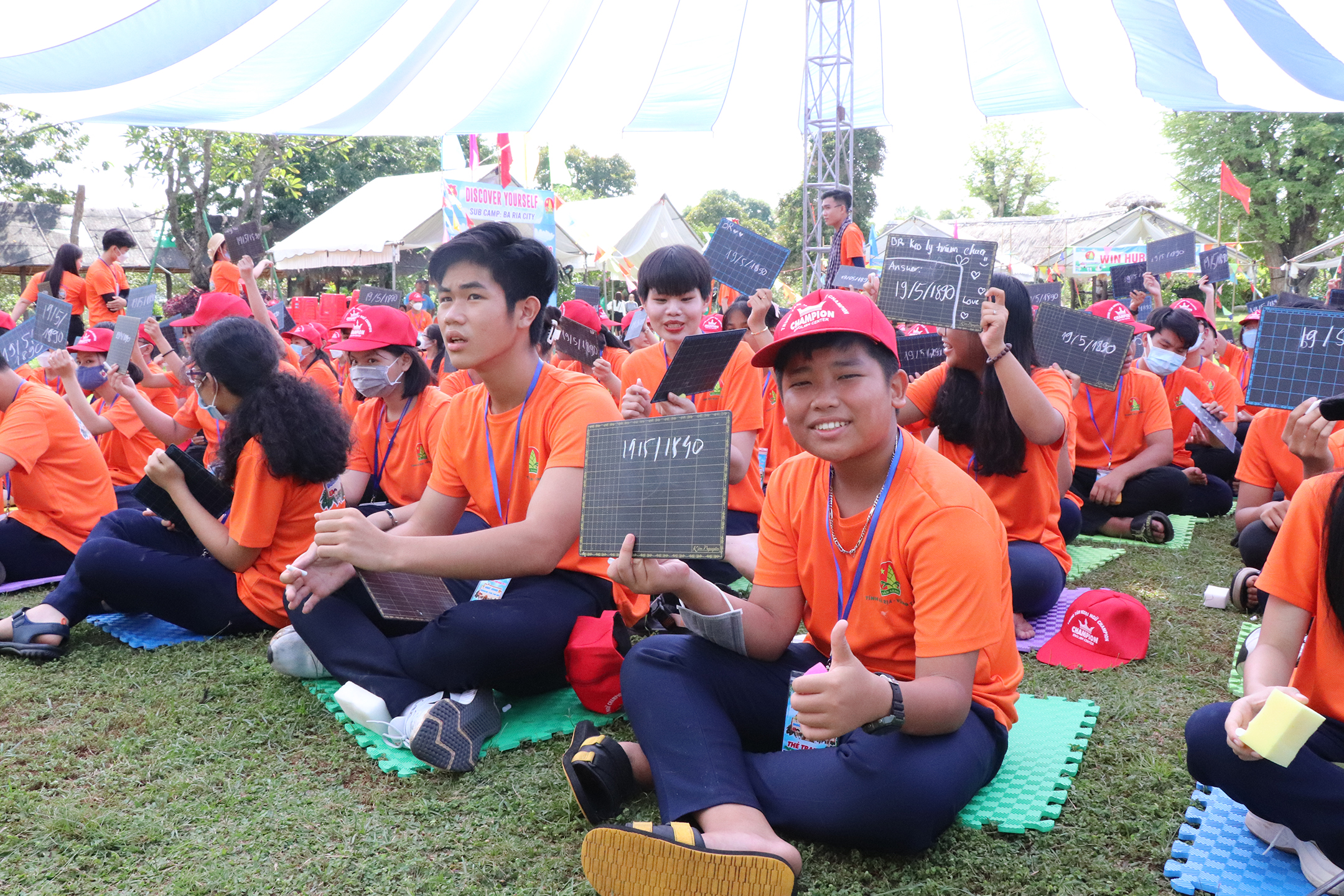 Học sinh thi Rung chuông vàng tại Trại hè. 