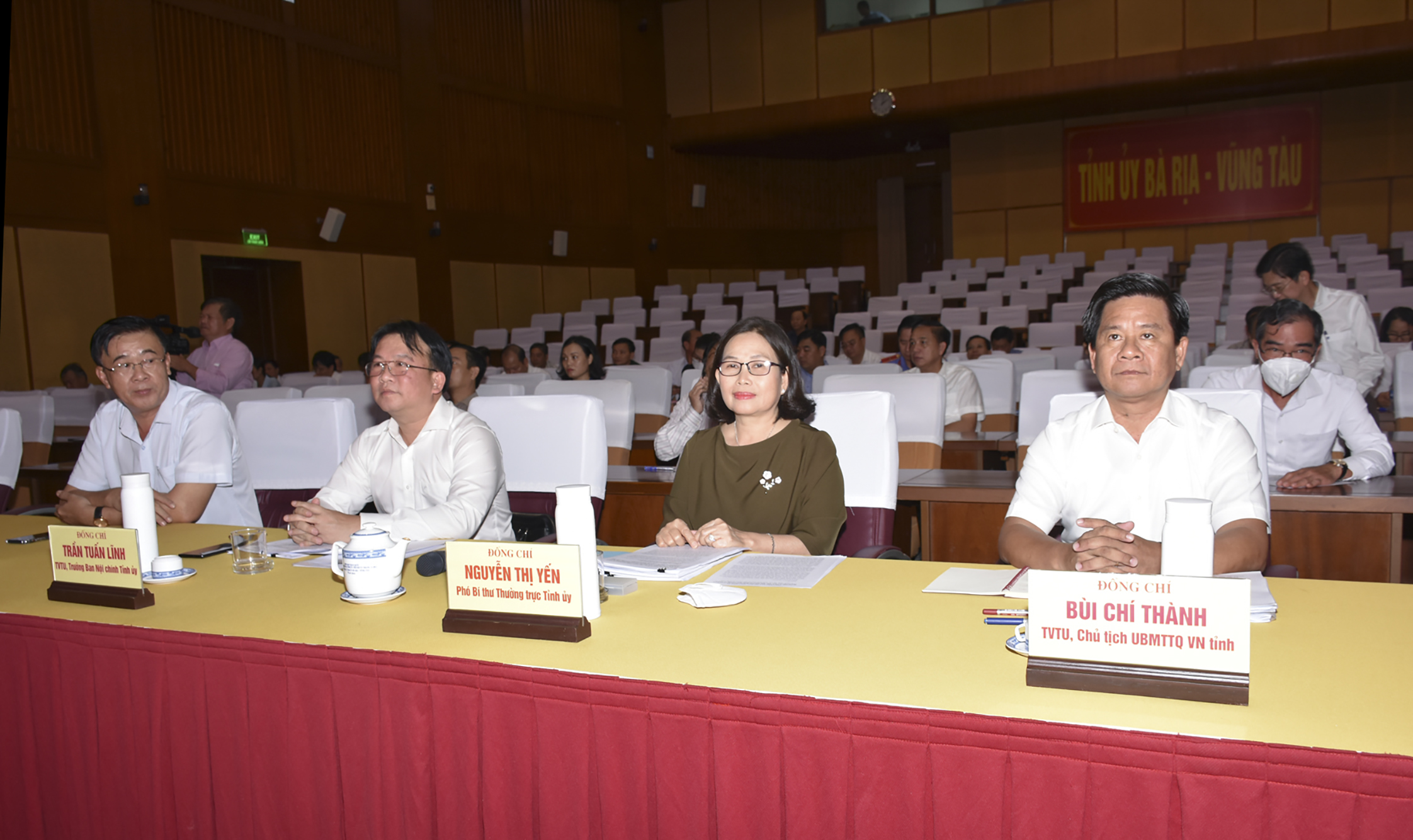Bà Nguyễn Thị Yến, Phó Bí thư Thường trực Tỉnh ủy, Trưởng Đoàn ĐBQH tỉnh và các đại biểu tham dự hội nghị.