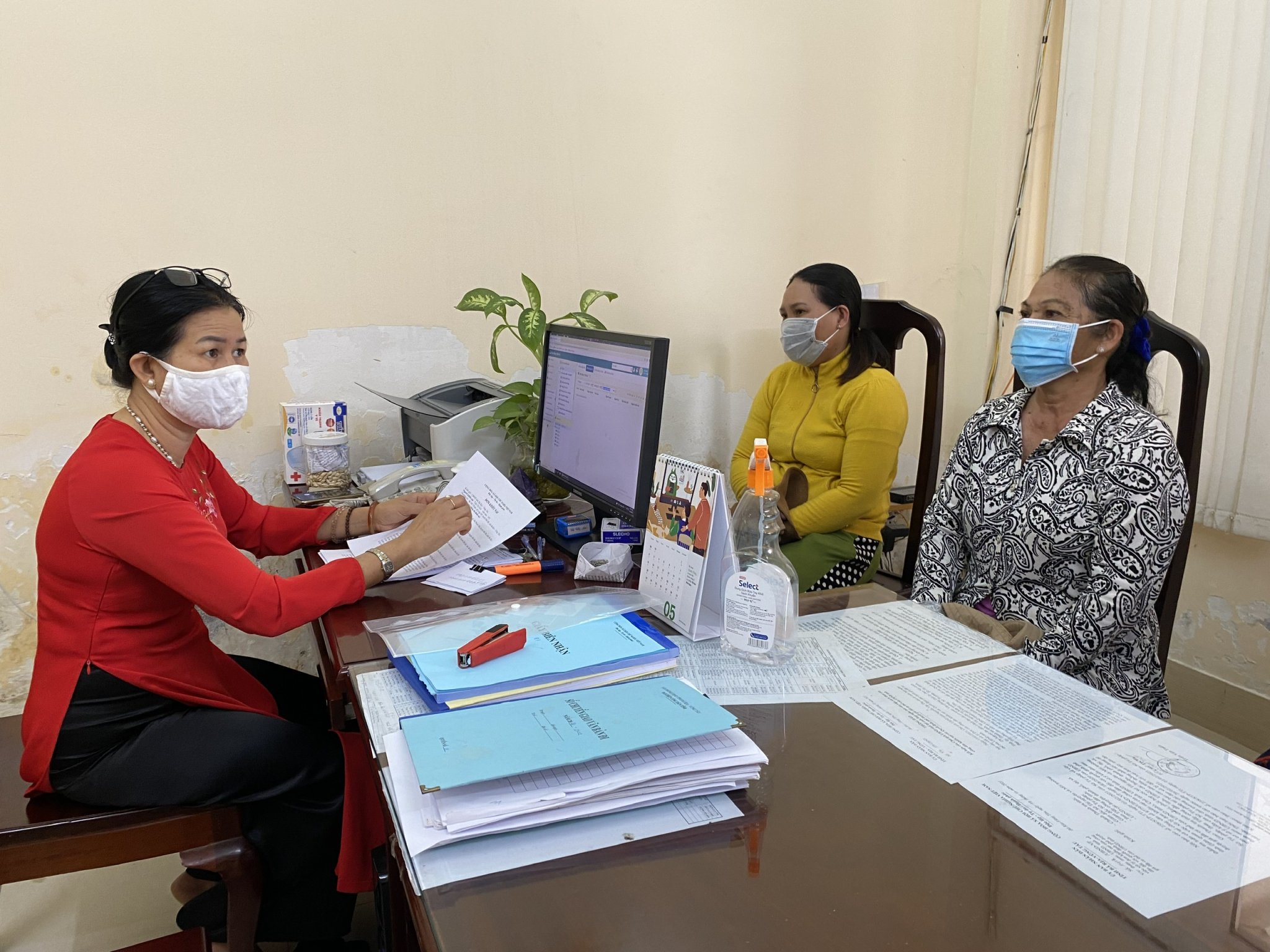 Đại diện Ban Tiếp Công dân tỉnh trao đổi với người dân tại trụ sở (số 588/1 Cách Mạng Tháng Tám, phường Phước Trung, TP. Bà Rịa).