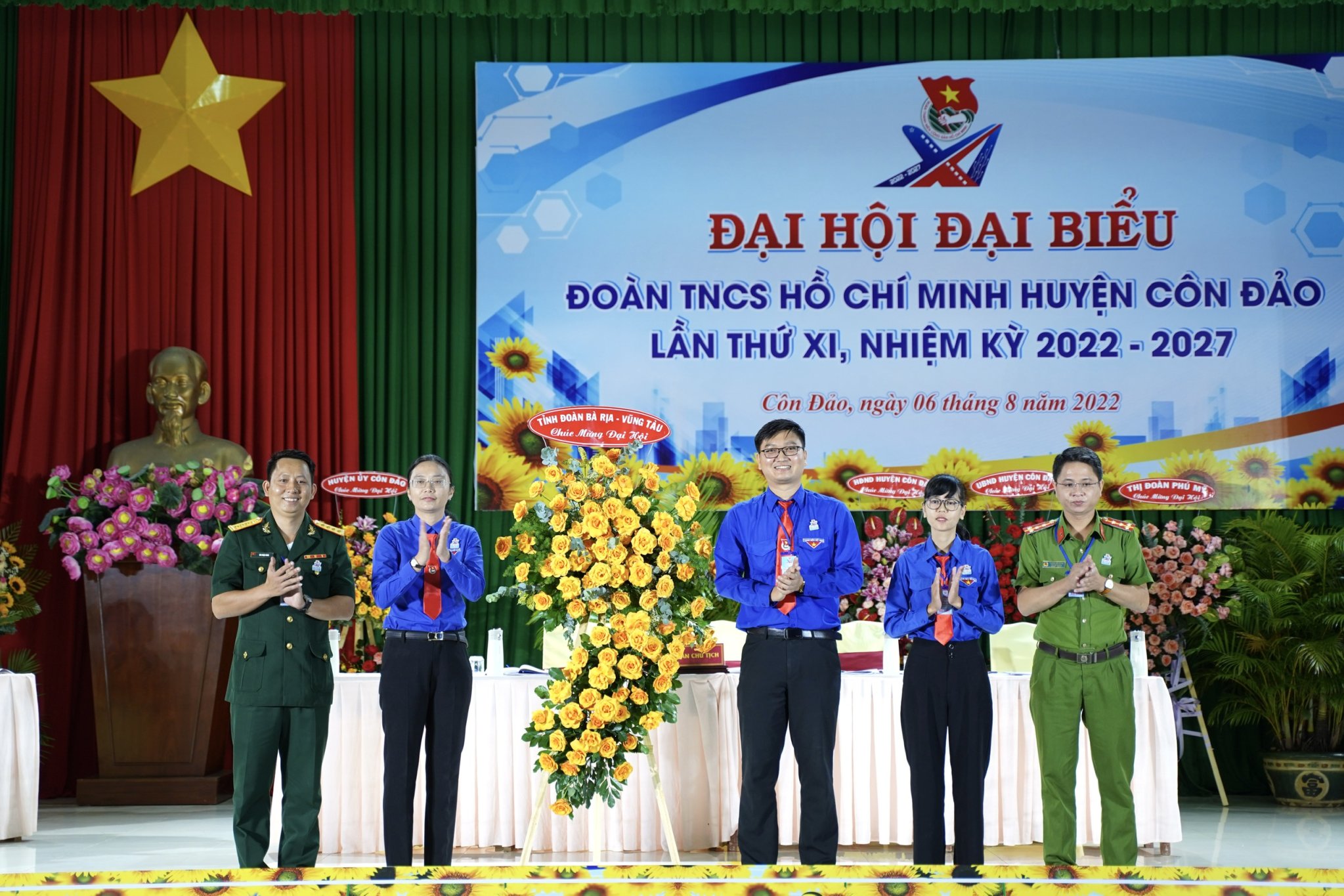 Bí thư Tỉnh Đoàn Hồ Thị Ánh Tuyết tặng hoa chúc mừng Đại hội.