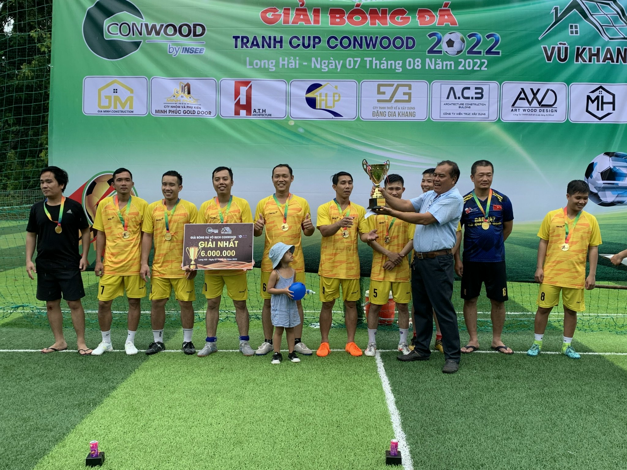 Ban tổ chức trao giải Nhất cho đội bóng Công ty Thiết kế xây dựng Gia Minh.