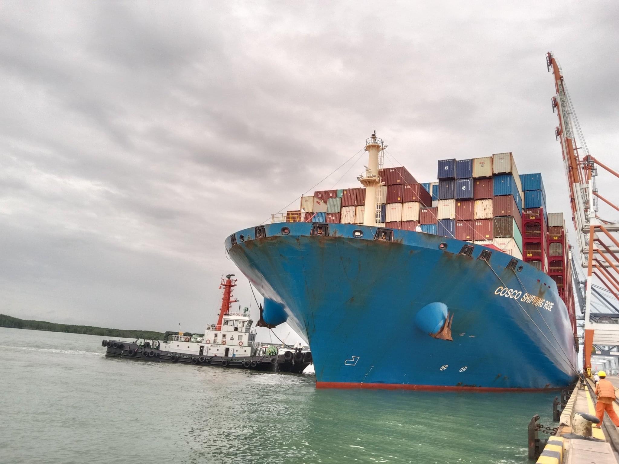 Tàu COSCO/OOCL khai thác trên tuyến Bờ Tây Hoa Kỳ AWE6 cập cảng TCTT ngày 7/8.