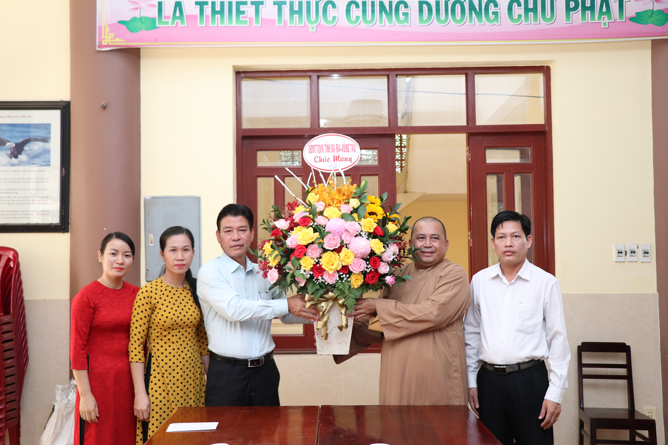 Phó Chủ tịch Ủy ban MTTQ Việt Nam tỉnh Trần Văn Lợi tặng hoa chúc mừng Thượng tọa Thích Nguyên Bình, Trưởng Ban Trị sự Giáo hội Phật giáo Việt Nam TP.Bà Rịa.
