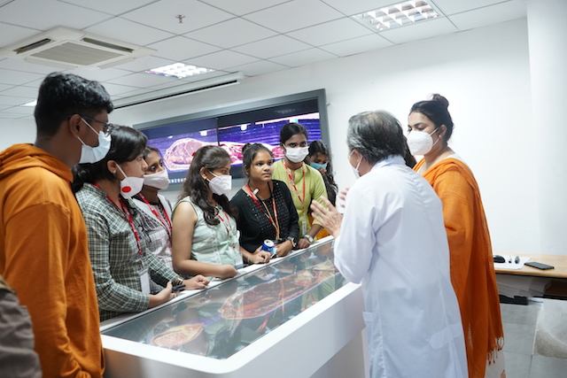 Sinh viên học Y học cổ truyền tại HIU sẽ được thực hành với những thiết bị hiện đại.