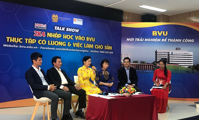 Các khách mời tham dự talkshow.