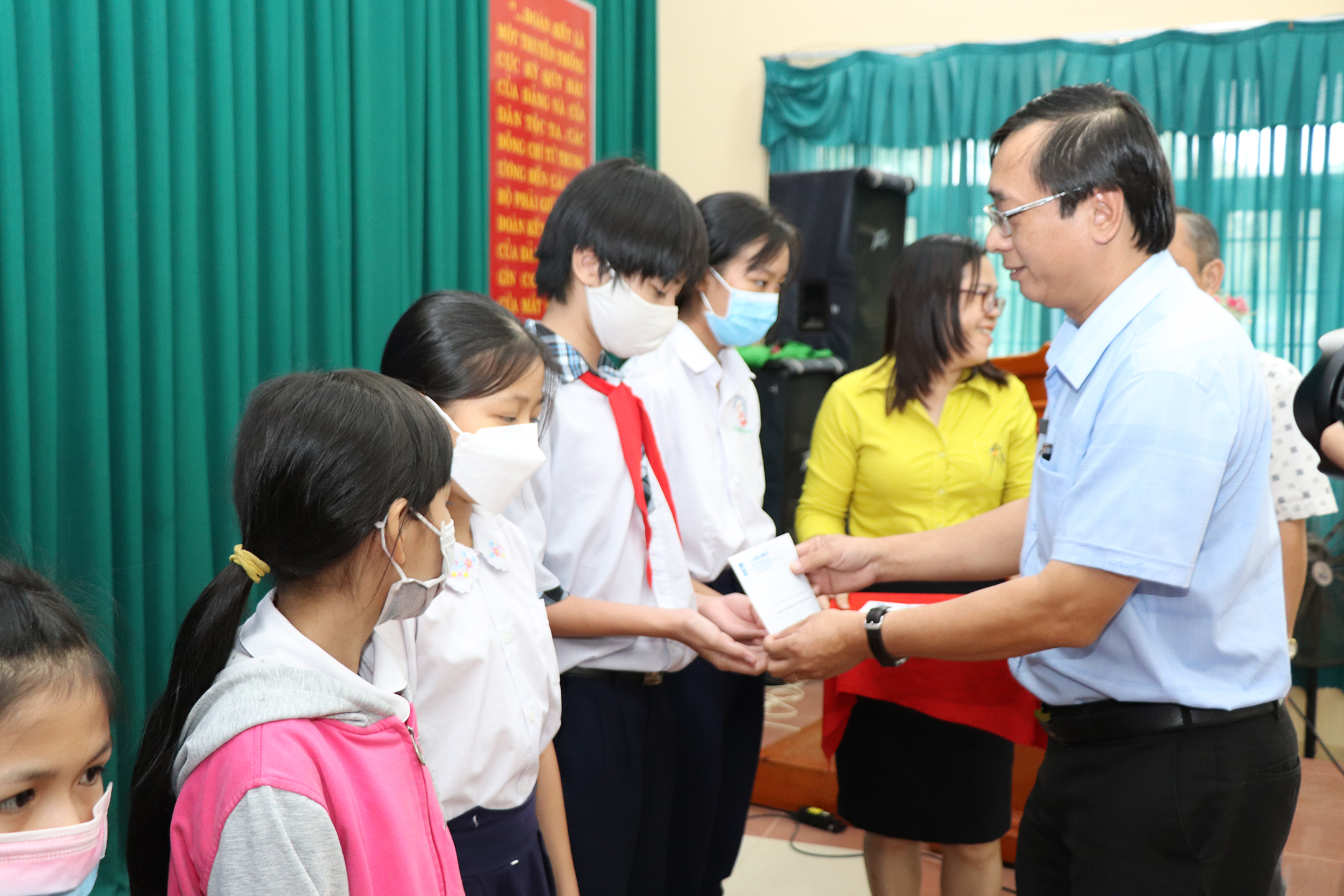 Ông Trương Đức Nghĩa, Phó Tổng Biên tập, Bí thư Chi bộ Báo Bà Rịa-Vũng Tàu trao học bổng của Chi bộ Báo đến các em học sinh nghèo vượt khó của phường Long Toàn.