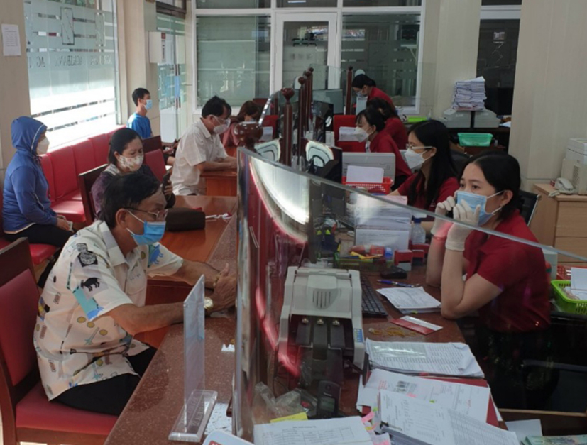 Khách hàng giao dịch tại Agribank Vũng Tàu.