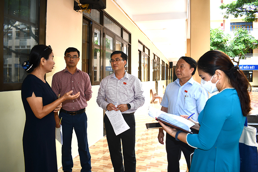 Đoàn do ông Nguyễn Văn Tuân, Phó Trưởng Ban Văn hóa - Xã hội HĐND tỉnh làm Trưởng đoàn khảo sát tại Trường THCS Phước Thắng (TP. Vũng Tàu). Ảnh: HUYỀN TRANG