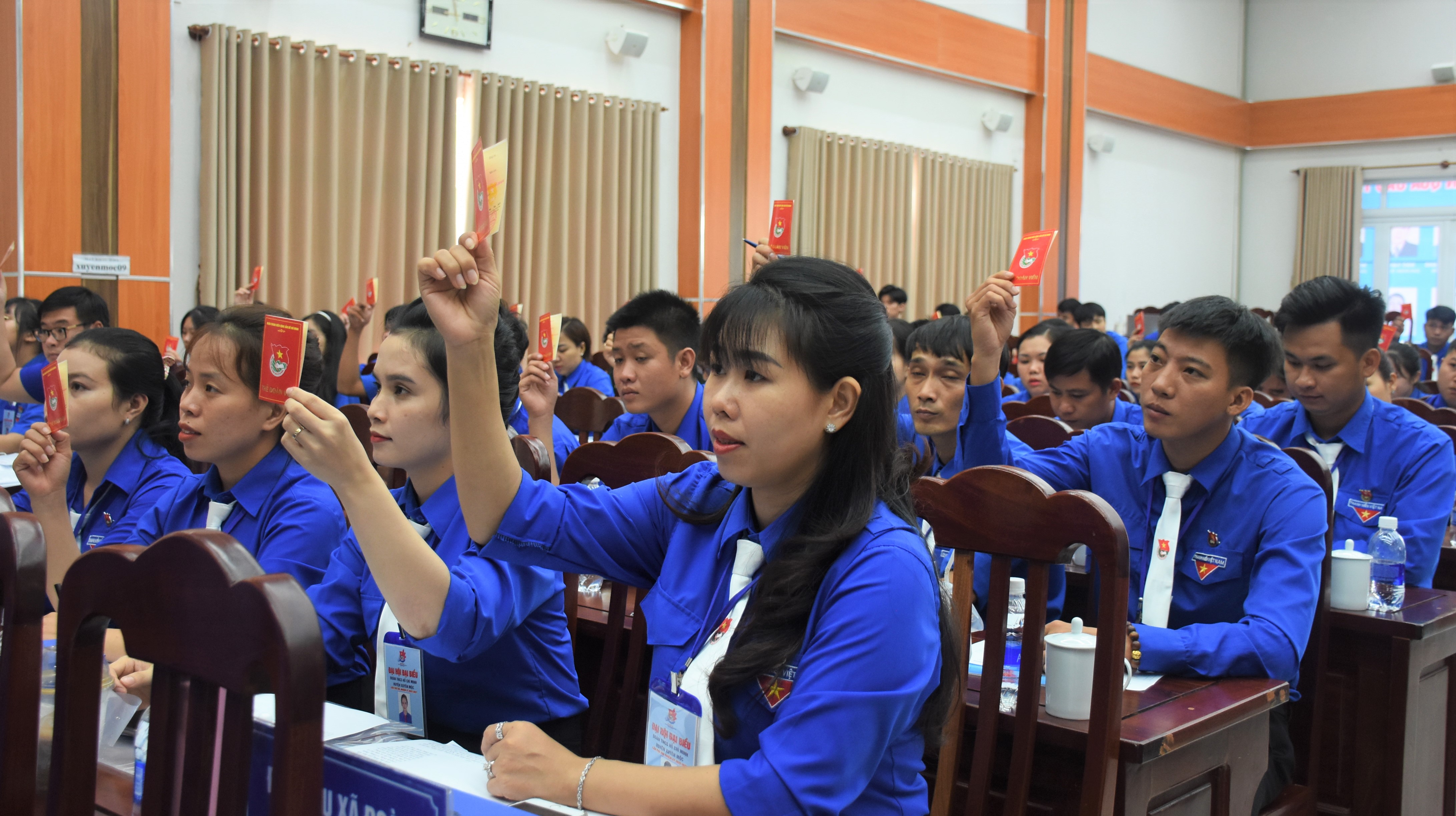 Đại biểu tham gia biểu quyết thống nhất danh sách Ban chấp hành Huyện Đoàn nhiệm kỳ 2022-2027.