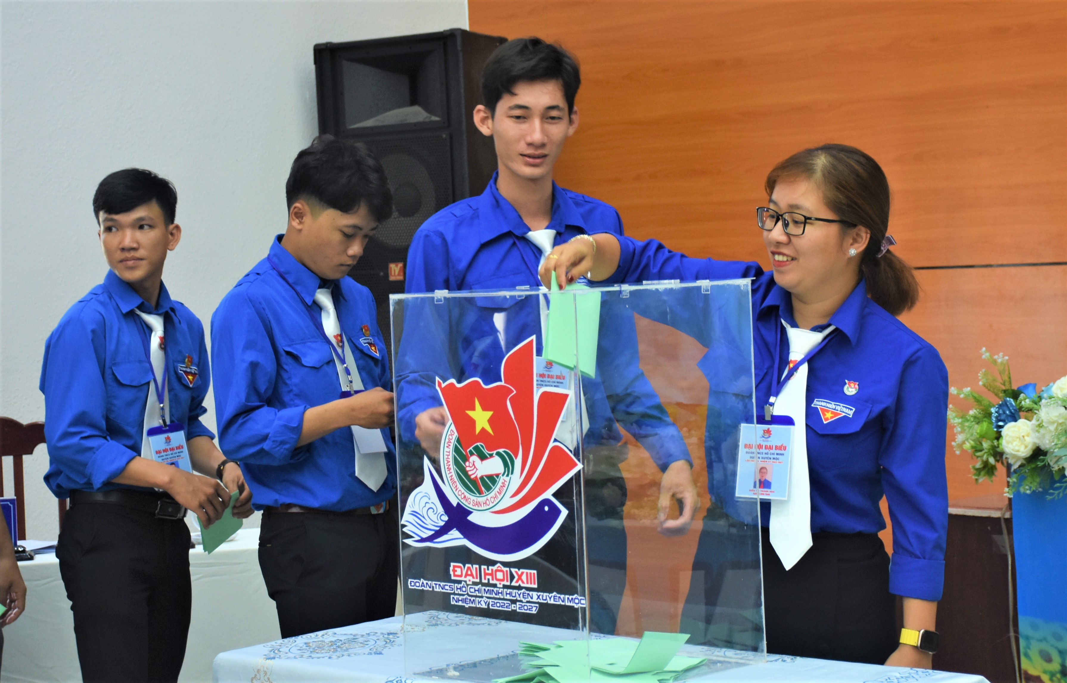 Các đại biểu bỏ phiếu bầu Ban chấp hành Huyện Đoàn Xuyên Mộc nhiệm kỳ 2022-2027.
