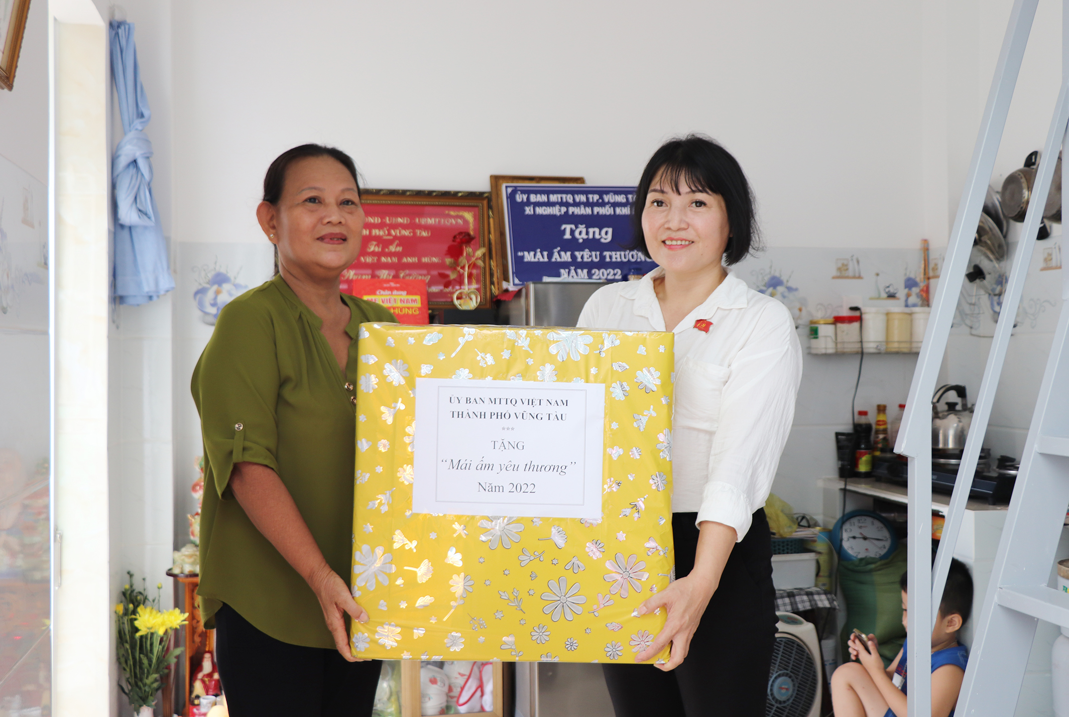 Bà Mai Ngọc Oanh, Chủ tịch Ủy ban MTTQ Việt Nam TP.Vũng Tàu tặng quà tới bà Nguyễn Thị Hân.