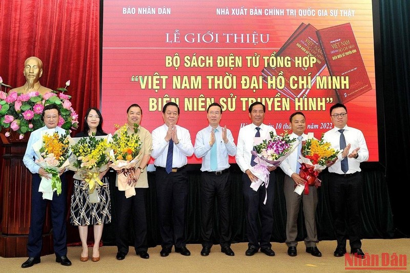Thường trực Ban Bí thư Võ Văn Thưởng, Trưởng Ban Tuyên giáo Trung ương Nguyễn Trọng Nghĩa, Tổng Biên tập Báo Nhân Dân Lê Quốc Minh tặng hoa cho đại diện Ban biên soạn bộ sách.