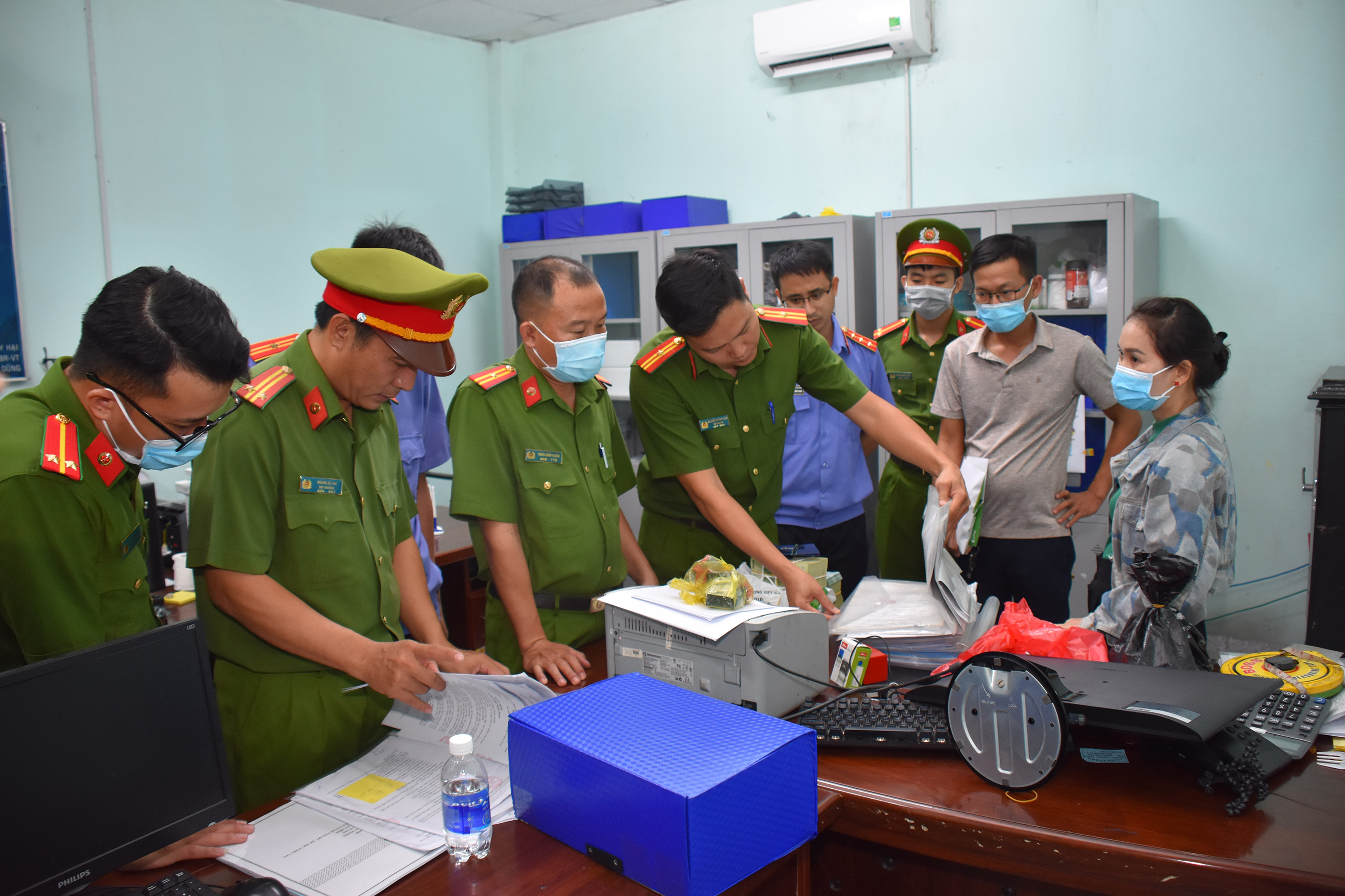 Lực lượng chức năng khám xét tại Công ty TNHH Môi trường sạch