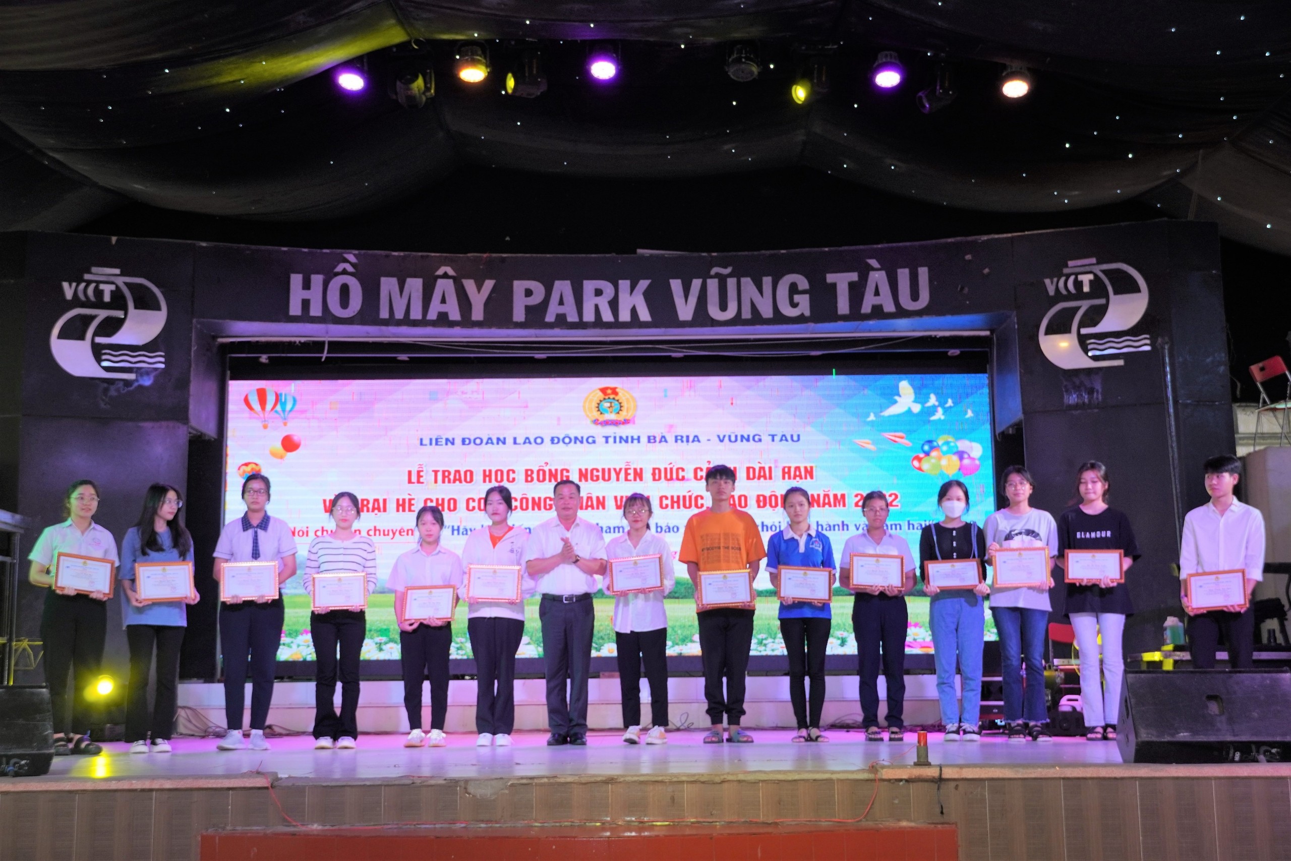 Ông Nguyễn Bá Hùng, Phó Chủ tịch LĐLĐ tỉnh trao học bổng Nguyễn Đức Cảnh dài hạn cho con CNVC-LĐ