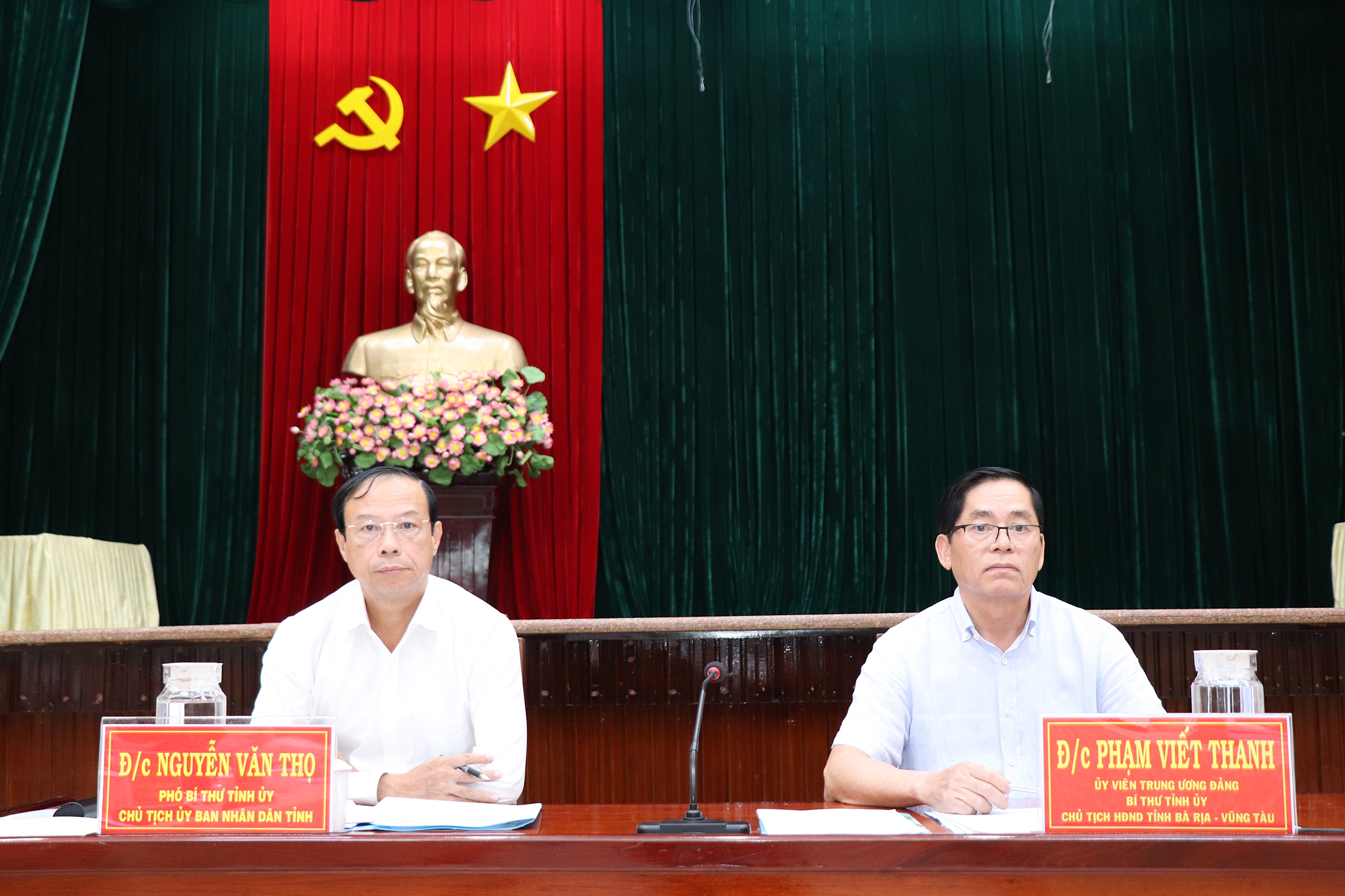 Ông Phạm Viết Thanh, Ủy viên Trung ương Đảng, Bí thư Tỉnh ủy, Chủ tịch HĐND tỉnh và ông Nguyễn Văn Thọ, Chủ tịch UBND tỉnh đồng chủ trì buổi làm việc với Ban Thường vụ Thành ủy Vũng Tàu 