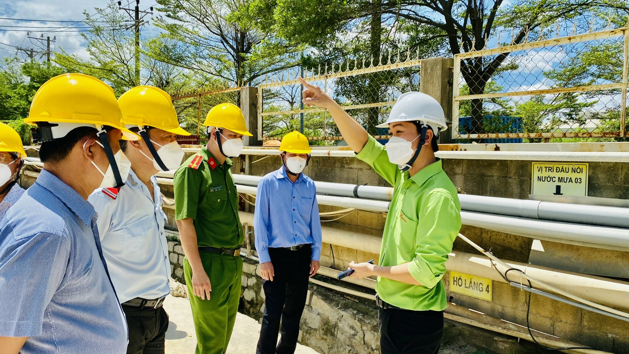 Cơ quan chức năng giám sát công tác BVMT tại Công ty TNHH Top Tile chuyên sản xuất gạch men tại KCN Mỹ Xuân A