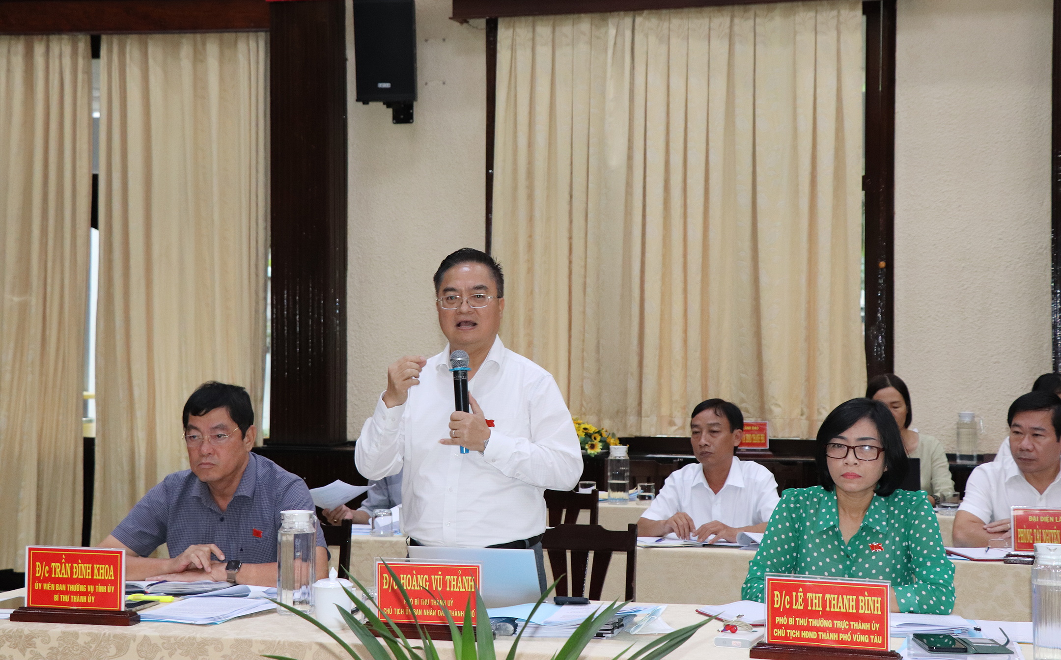Các ông, bà: Trần Đình Khoa, Bí thư Thành ủy Vũng Tàu; Lê Thị Thanh Bình, Phó Bí thư Thành ủy Vũng Tàu; Hoàng Vũ Thảnh, Chủ tịch UBND TP.Vũng Tàu tại buổi làm việc