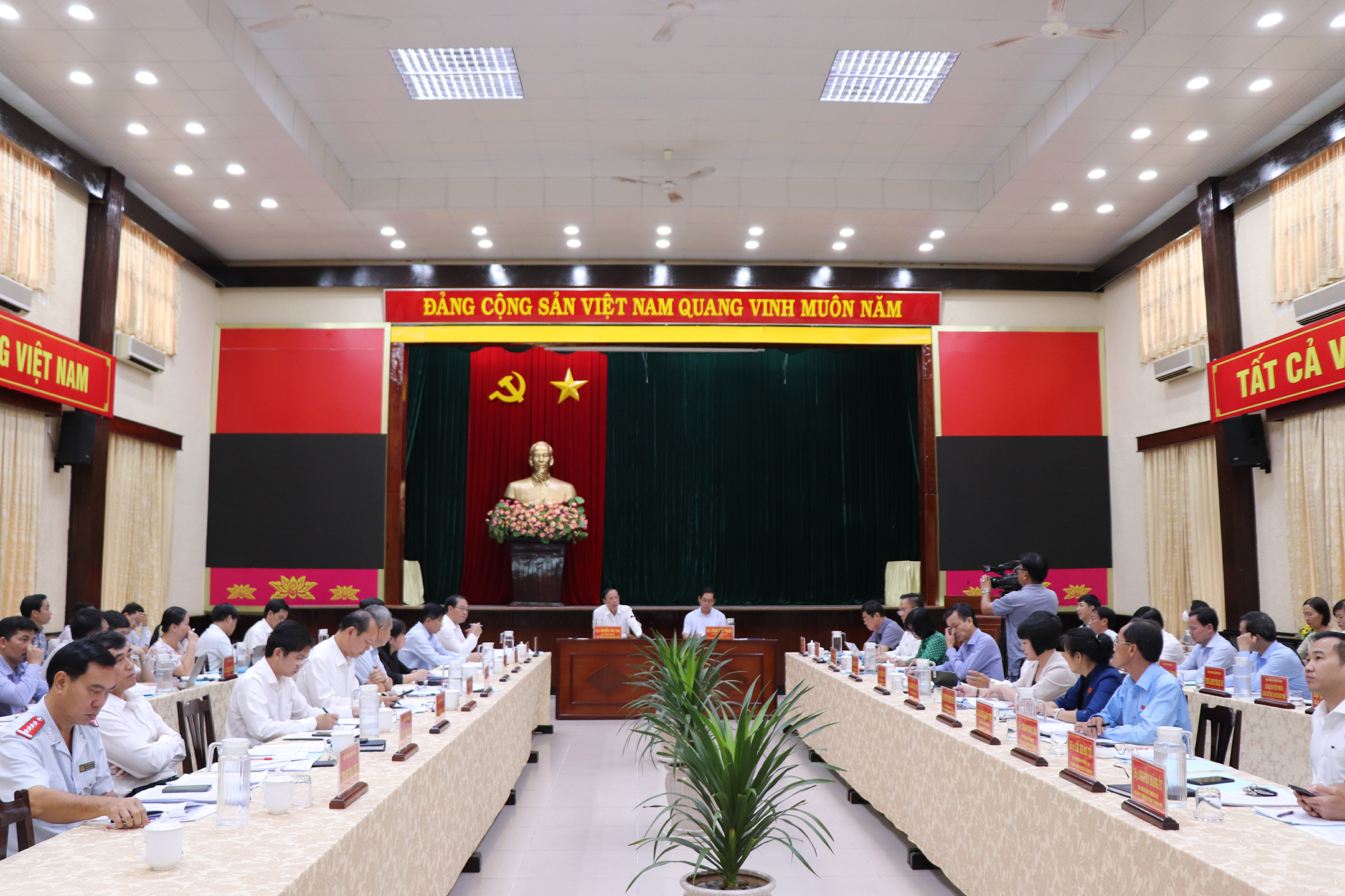 Quang cảnh buổi làm việc