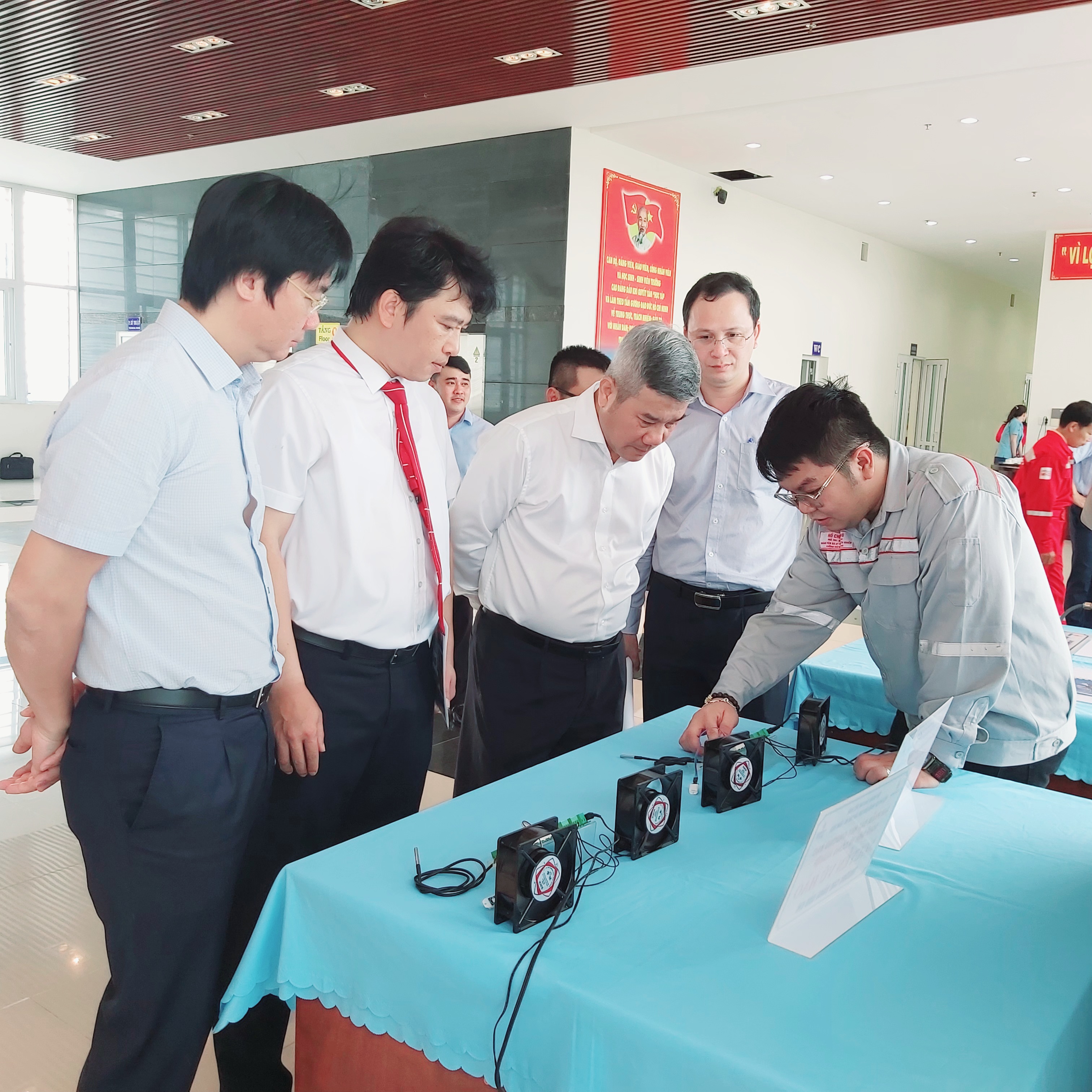Ban Tổ chức tham quan các dự án đạt giải cao tại Hội thi.