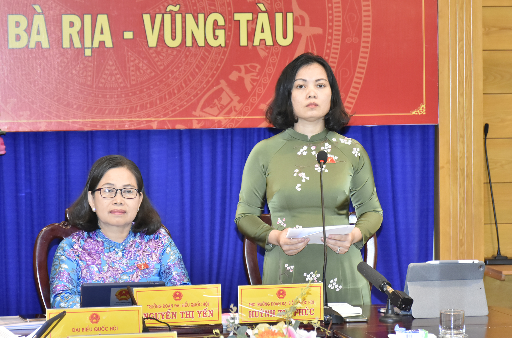 Bà Huỳnh Thị Phúc, Phó Trưởng Đoàn ĐBQH tỉnh chất vấn Bộ trưởng Bộ Công an Tô Lâm  xung quanh việc bỏ hộ khẩu giấy và tội phạm “tín dụng đen”. Ảnh: PHÚC LƯU