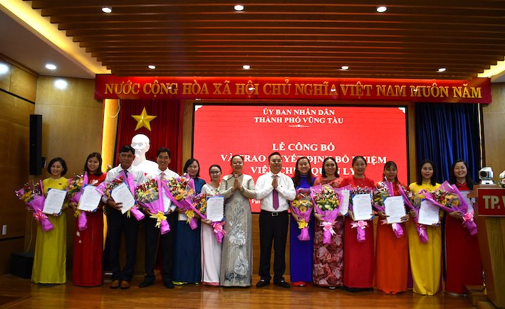 Lãnh đạo TP. Vũng Tàu trao quyết định bổ nhiệm chức danh quản lý đối các viên quản lý trúng tuyển chức danh Hiệu trưởng.