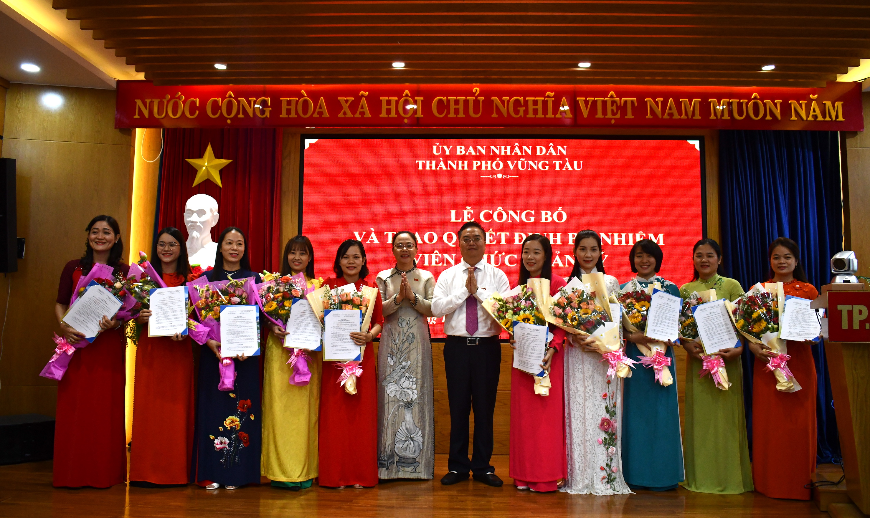 Lãnh đạo TP. Vũng Tàu trao quyết định bổ nhiệm chức danh quản lý đối các viên quản lý trúng tuyển chức danh Phó Hiệu trưởng.
