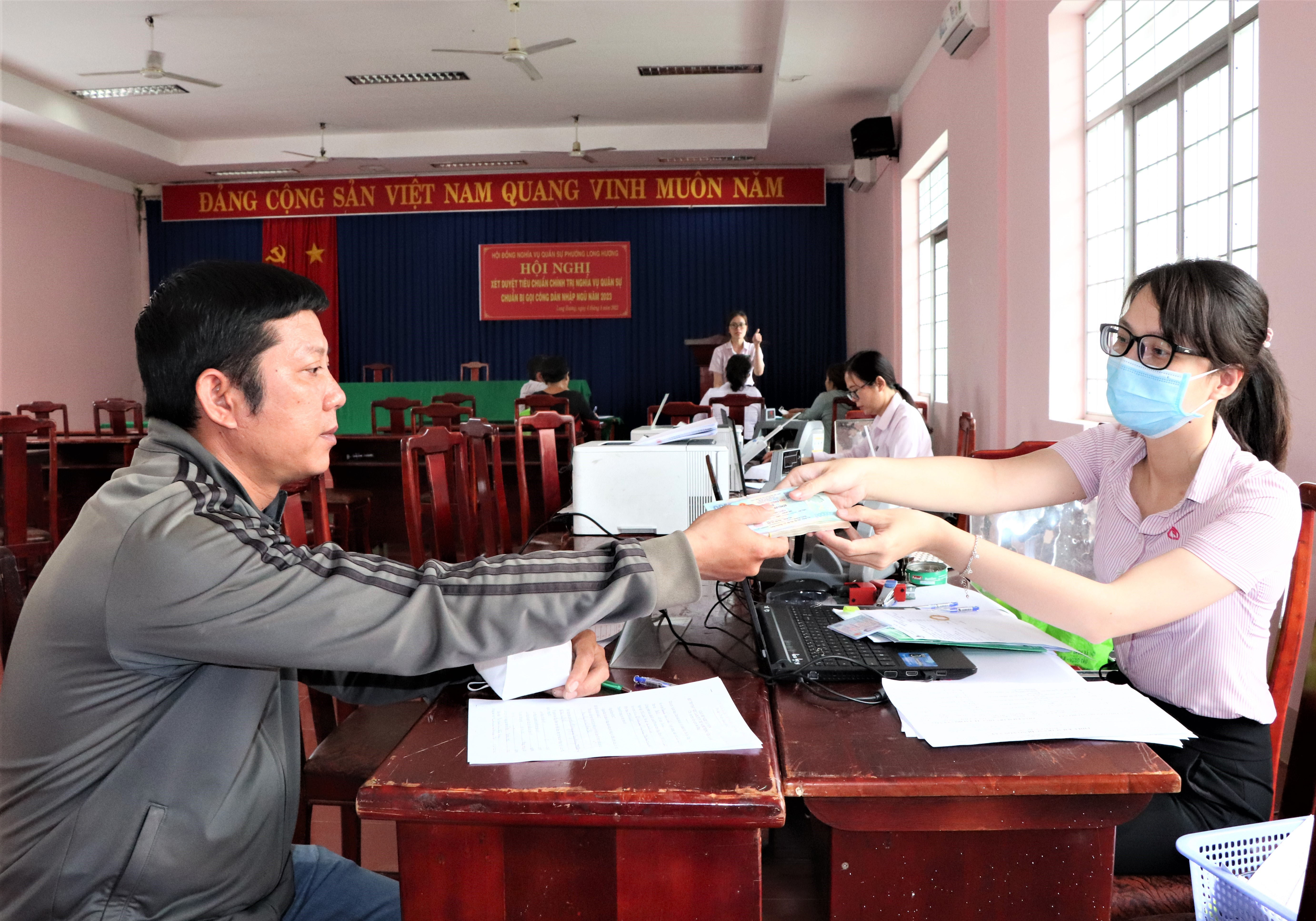 Nhân viên NHCSXH tỉnh trao vốn vay 30 triệu đồng cho ông Nguyễn Văn Chiến, ở KP Hương Giang, phường Long Hương (TP. Bà Rịa) để mua sắm dụng cụ sửa chữa ô tô.
