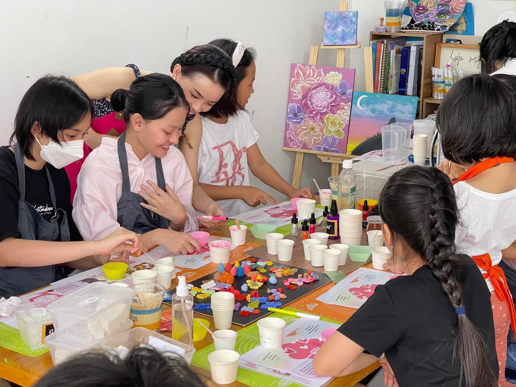 Các em nhỏ tham gia làm xà phòng handmade.
