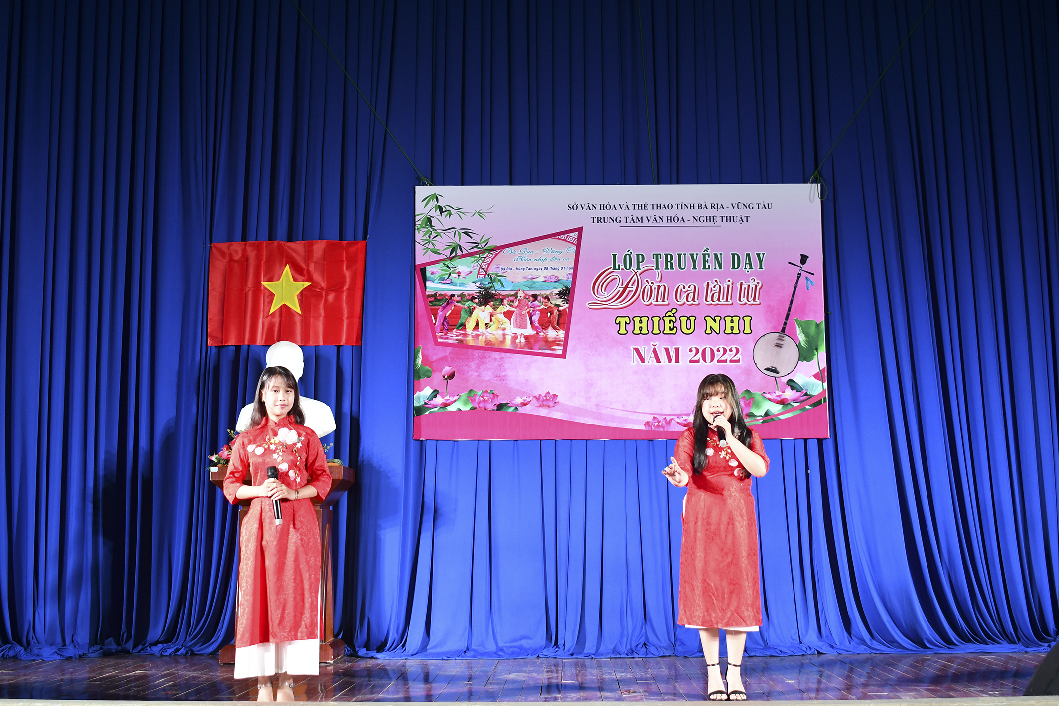 Học viên biểu diễn tại lễ tổng kết lớp học.