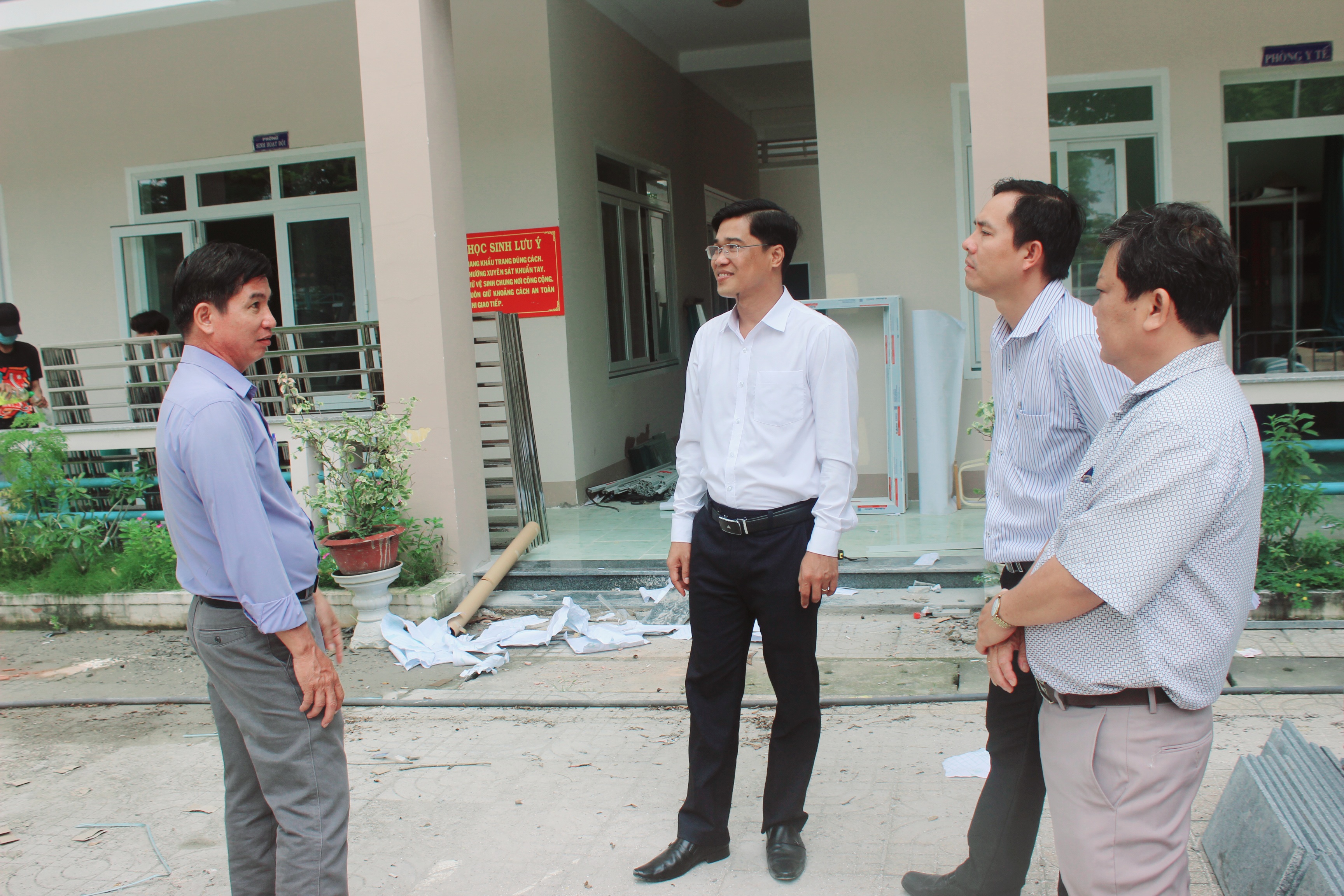 Ban Văn hóa-Xã hội HĐND tỉnh khảo sát cơ sở vật chất và các điều kiện để chuẩn bị cho năm học mới tại Trường THCS Láng Dài (huyện Đất Đỏ). Ảnh: KHÁNH CHI