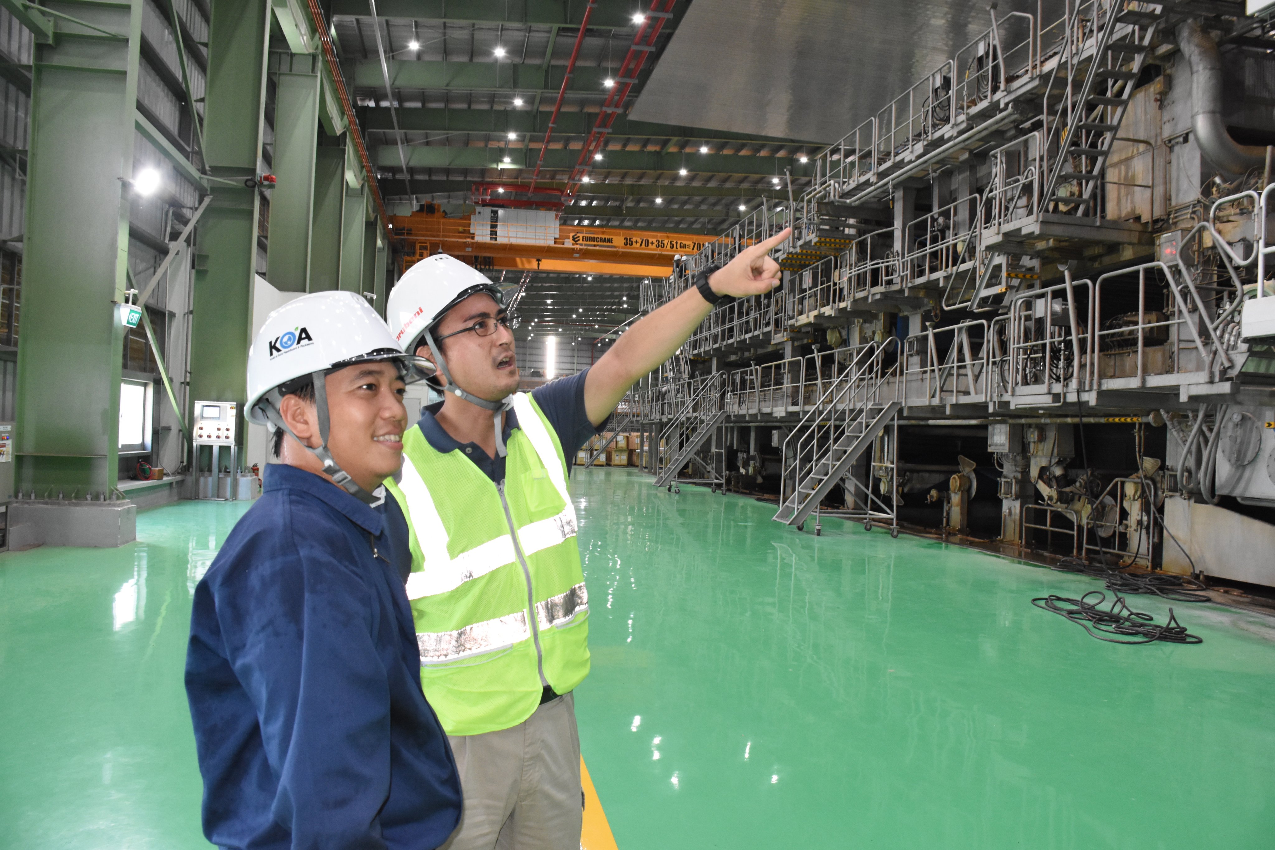 Kỹ sư kiểm tra công tác vận hành sản xuất giấy tại Công ty TNHH KOA (KCN PHú Mỹ 3, TX. Phú Mỹ). Ảnh: LINH ĐAN